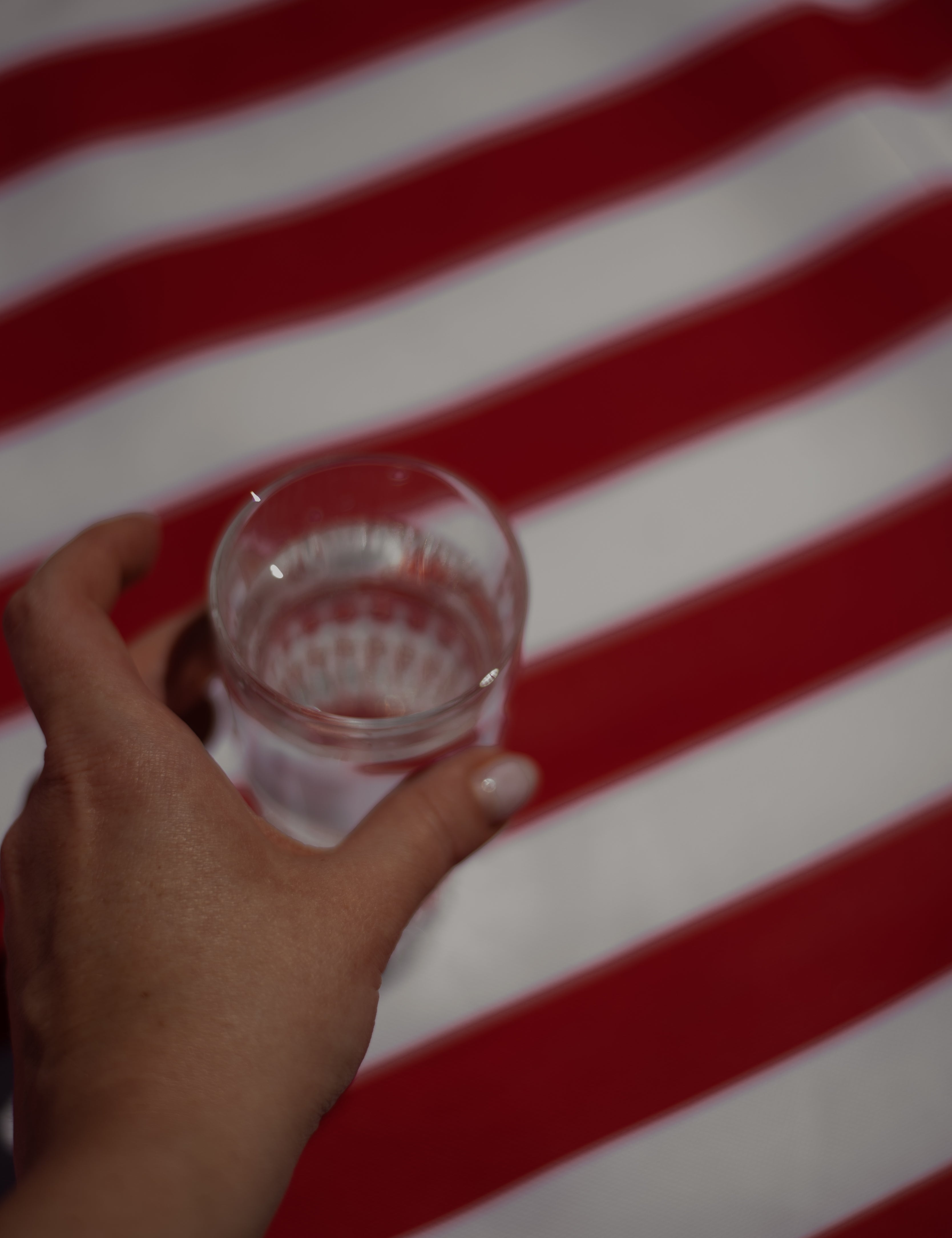 Glas Wasser auf Streifen