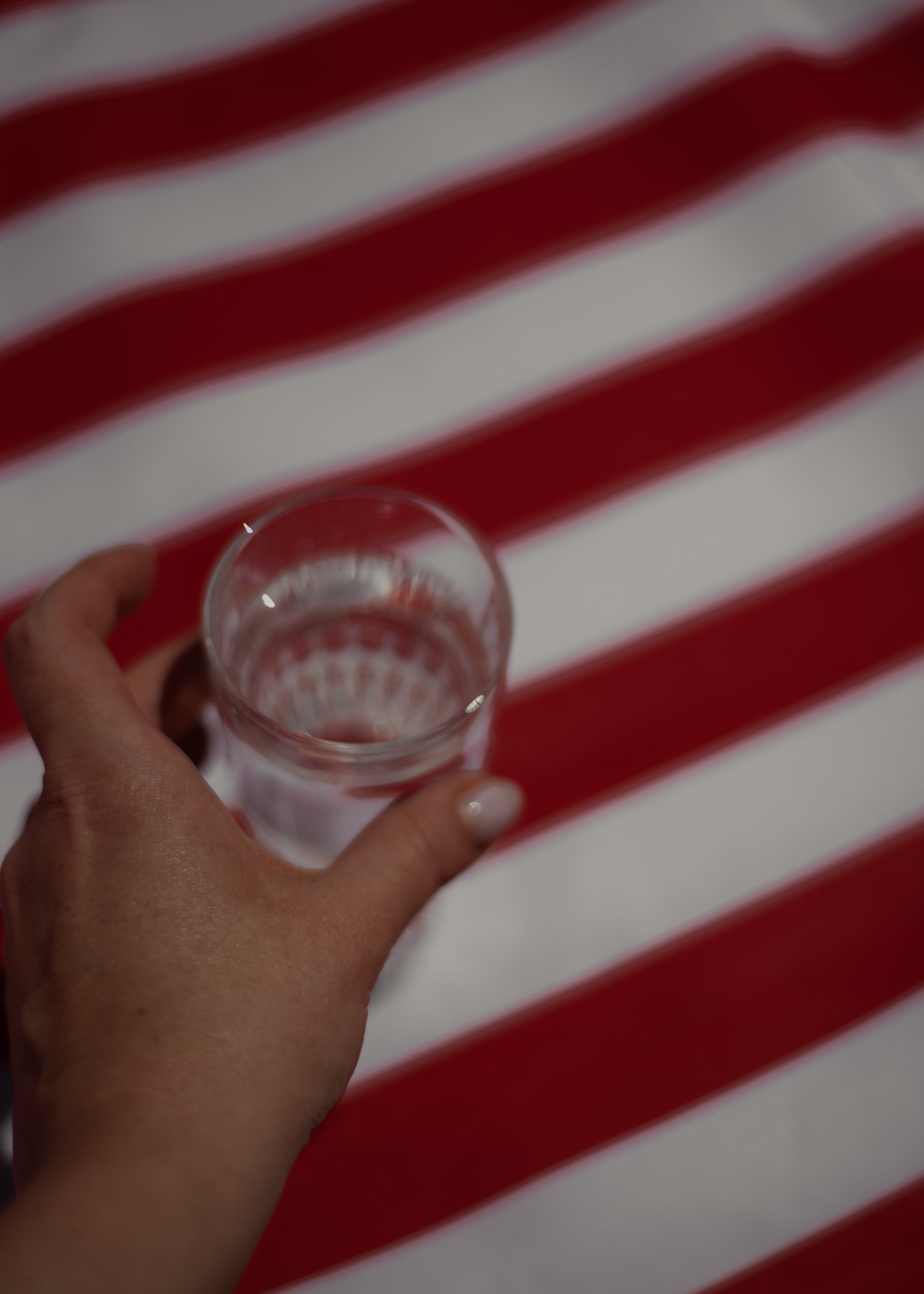 Glas Wasser auf Streifen