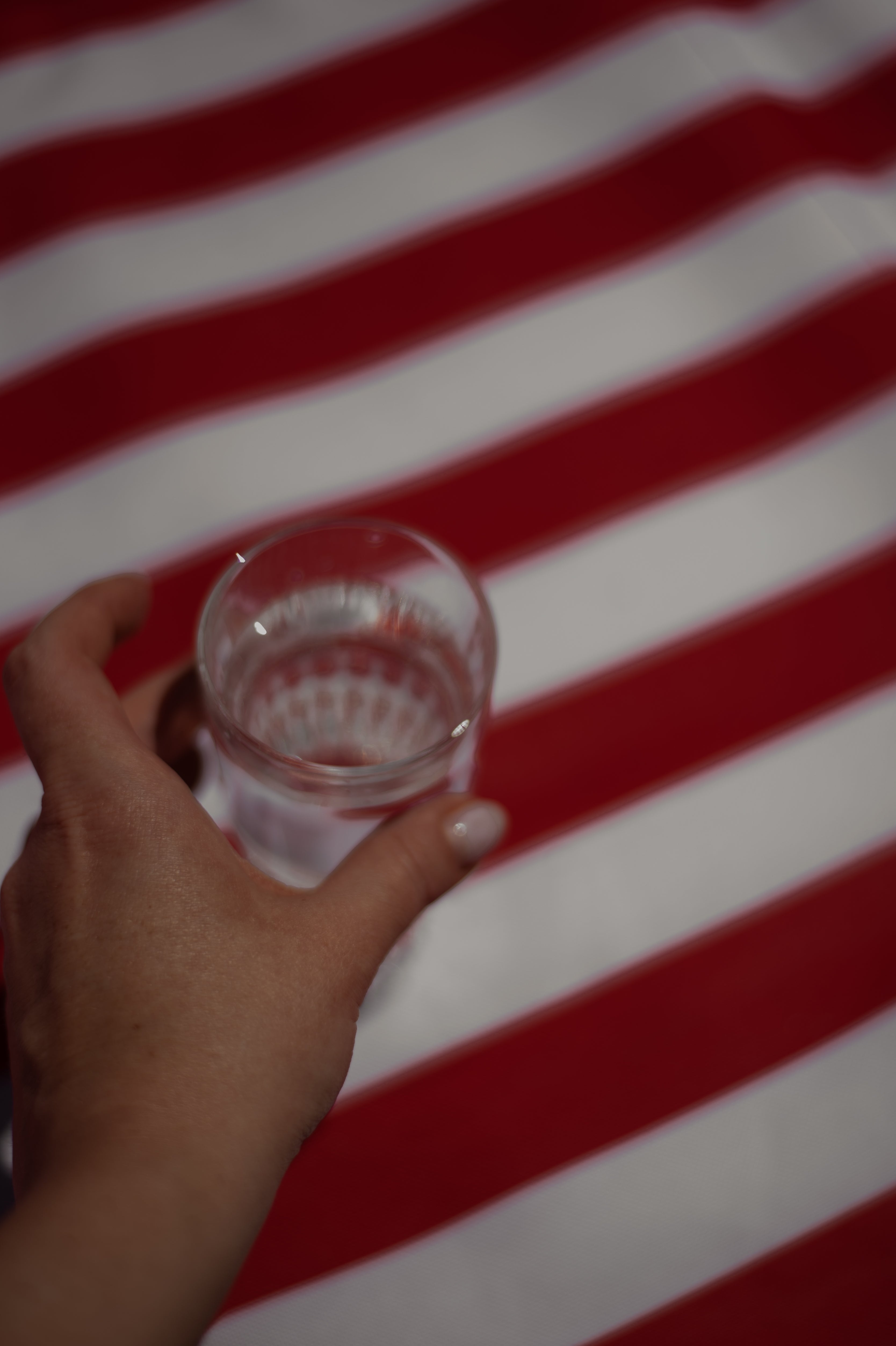 Glas Wasser auf Streifen