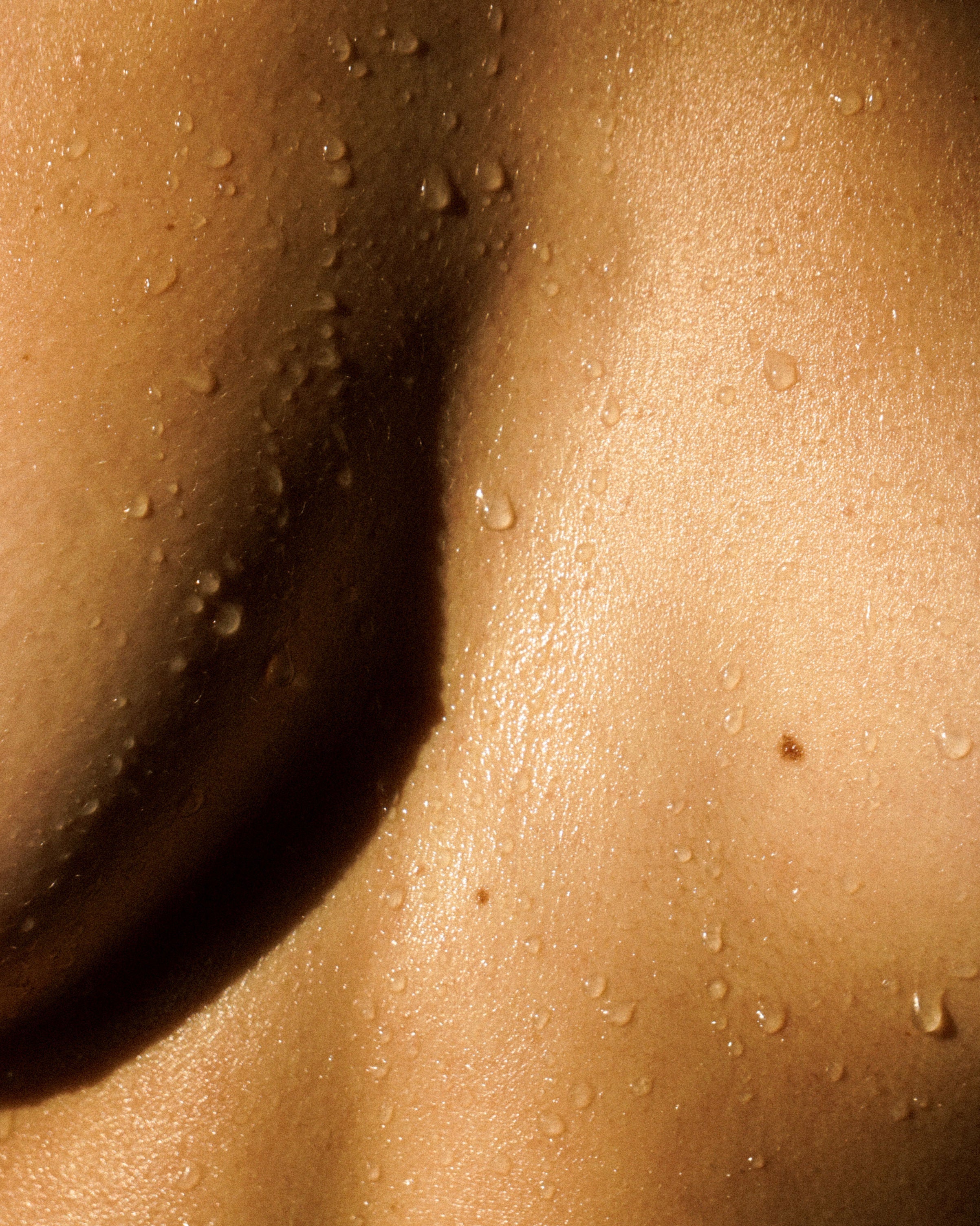 Natürliche Inhaltsstoffe wie Allantoin und Mandelöl der Healyni Narbenpflege auf Haut