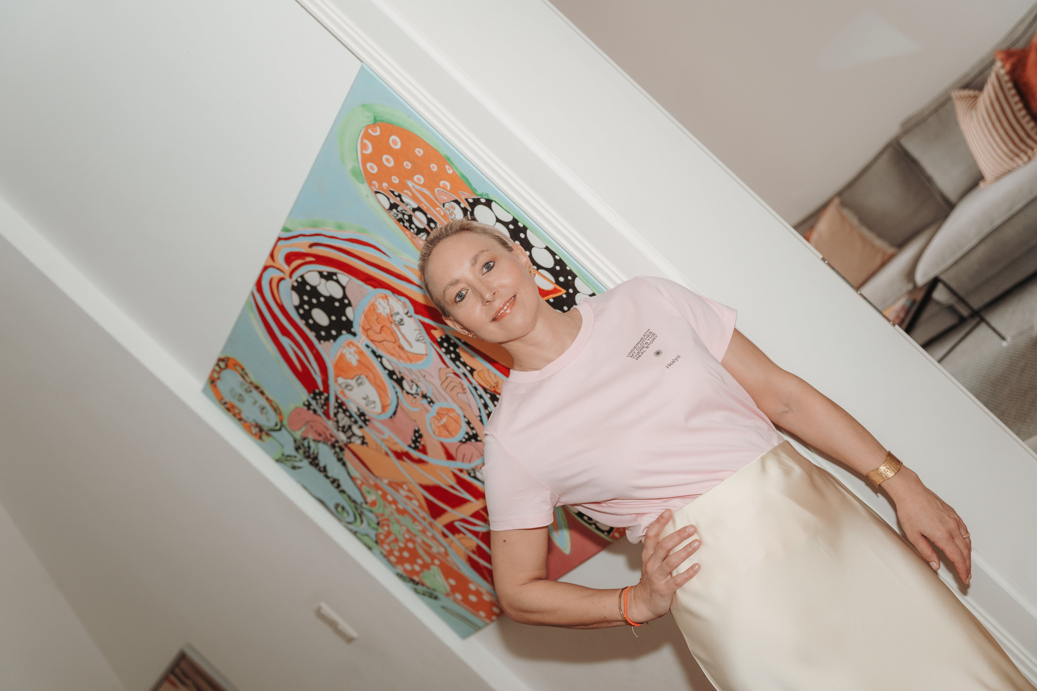 Gründerin Nicola Wetzel vor einem farbstarken Bild
