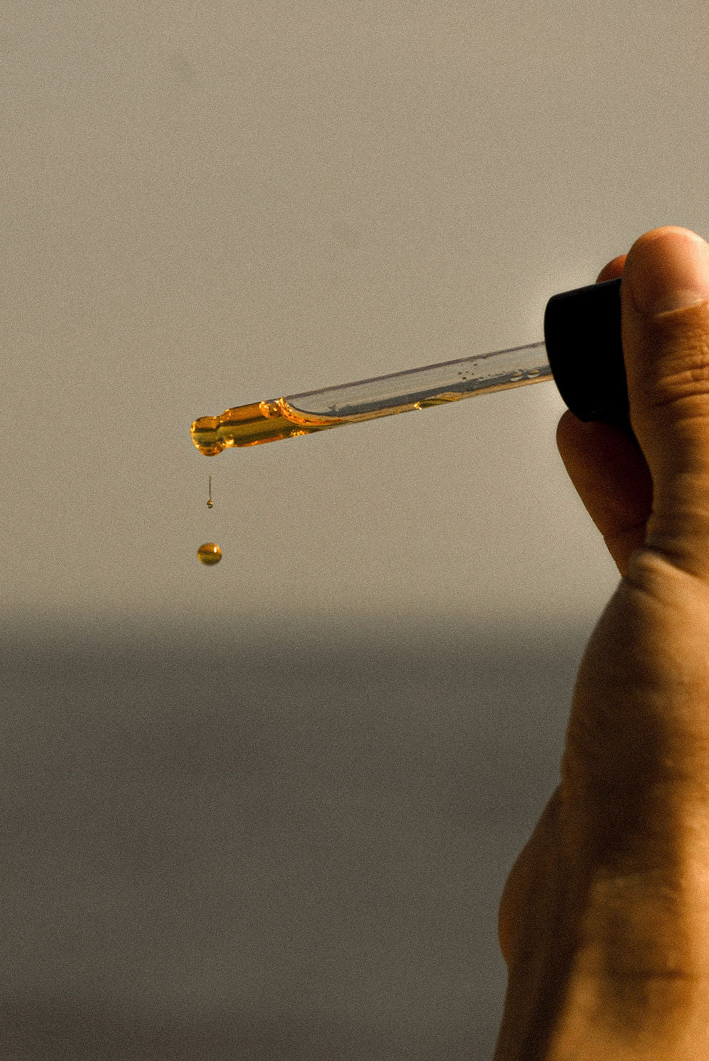 Tropfen Mandelöl aus einer Pipette – steht für beruhigende Pflege gereizter Narbenhaut und ein angenehm weiches Hautgefühl mit der Healyni Scar Care Formula